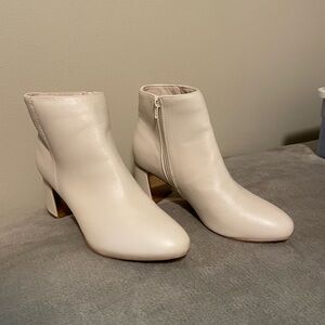 Xoxo White Bootie Heels Gold Accent Size 8